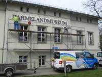 Neuer Schriftzug Dahmelandmuseum wird angebracht